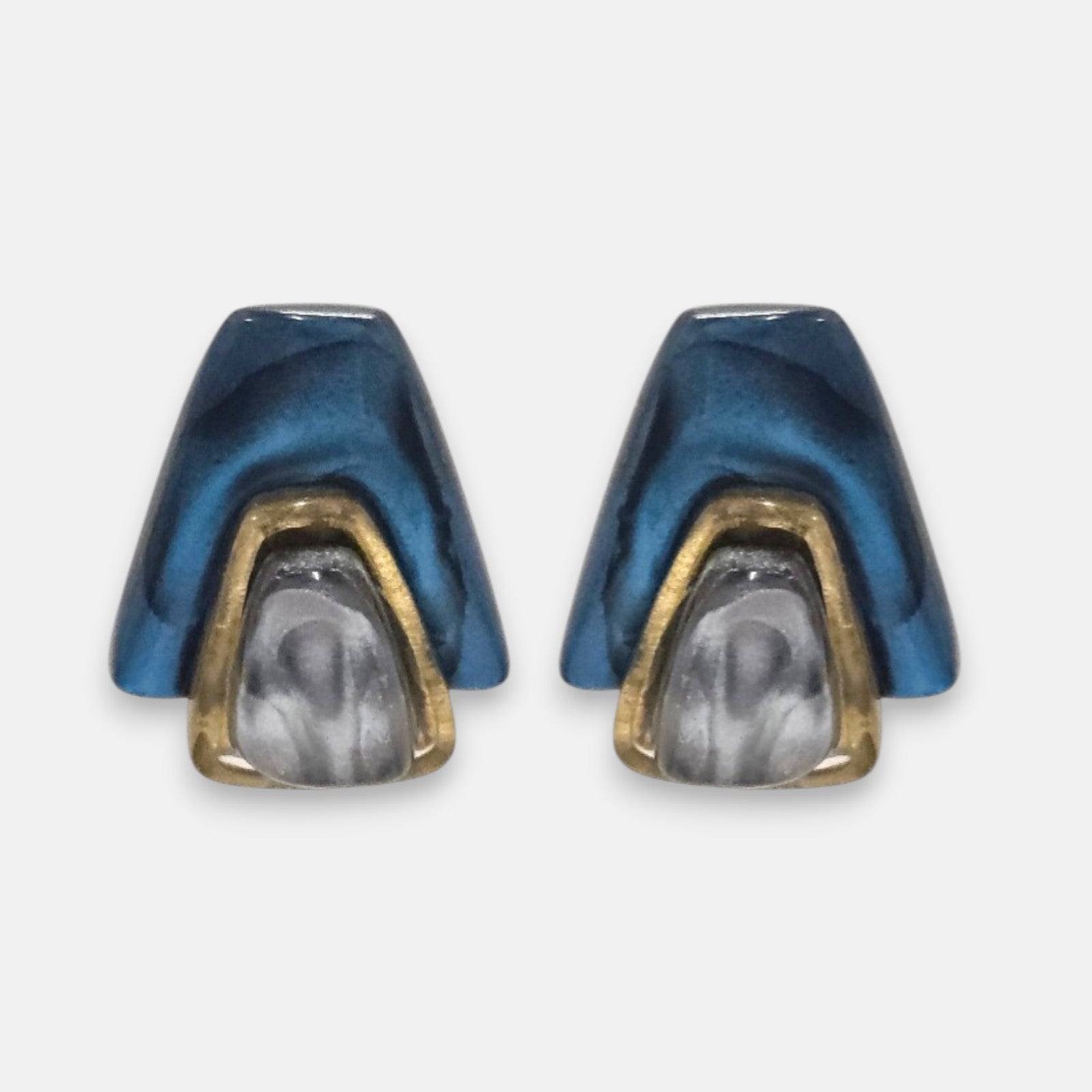 pendientes Solène Azur de Dominique Denaive en resina artesanal con forma trapezoidal en azul, dorado y gris.