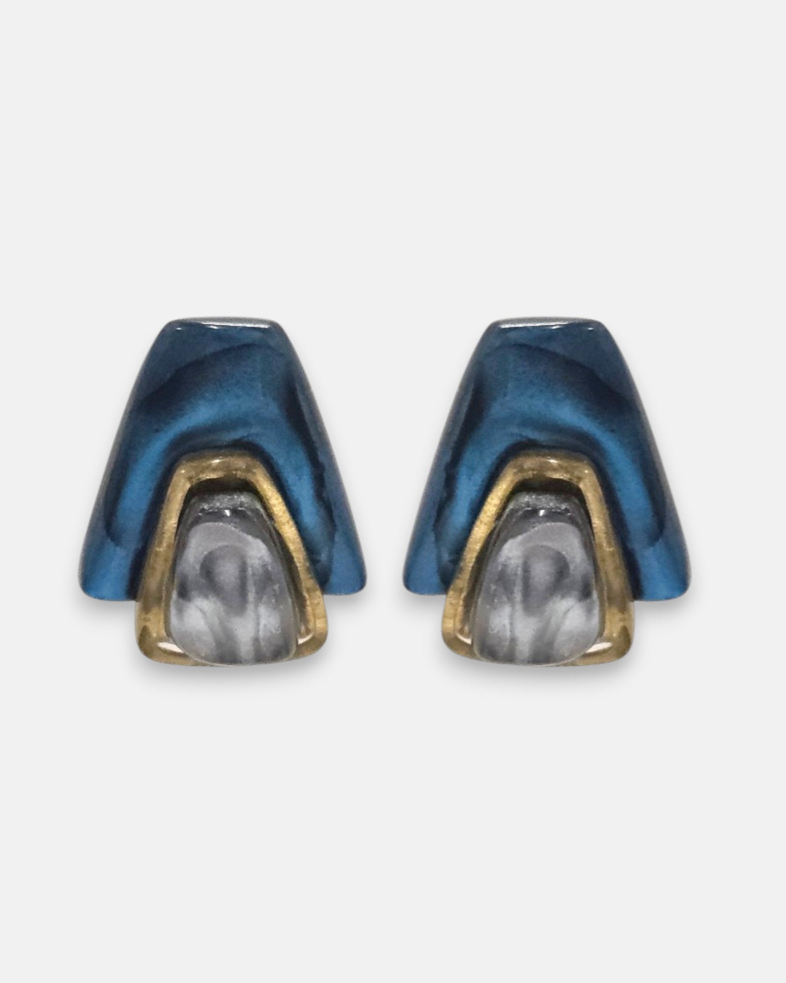 pendientes Solène Azur de Dominique Denaive en resina artesanal con forma trapezoidal en azul, dorado y gris.