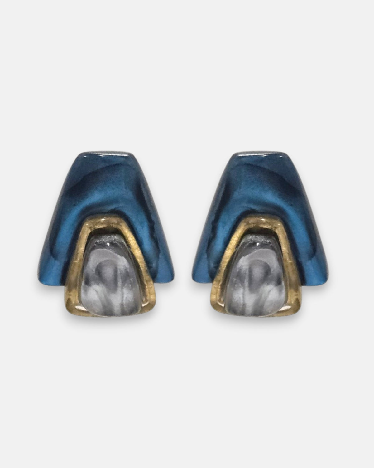 pendientes Solène Azur de Dominique Denaive en resina artesanal con forma trapezoidal en azul, dorado y gris.