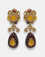 pendientes Fleur d'Ambre de Dominique Denaive en resina artesanal con rosetón floral y gota en tonos ámbar, granate y dorado.