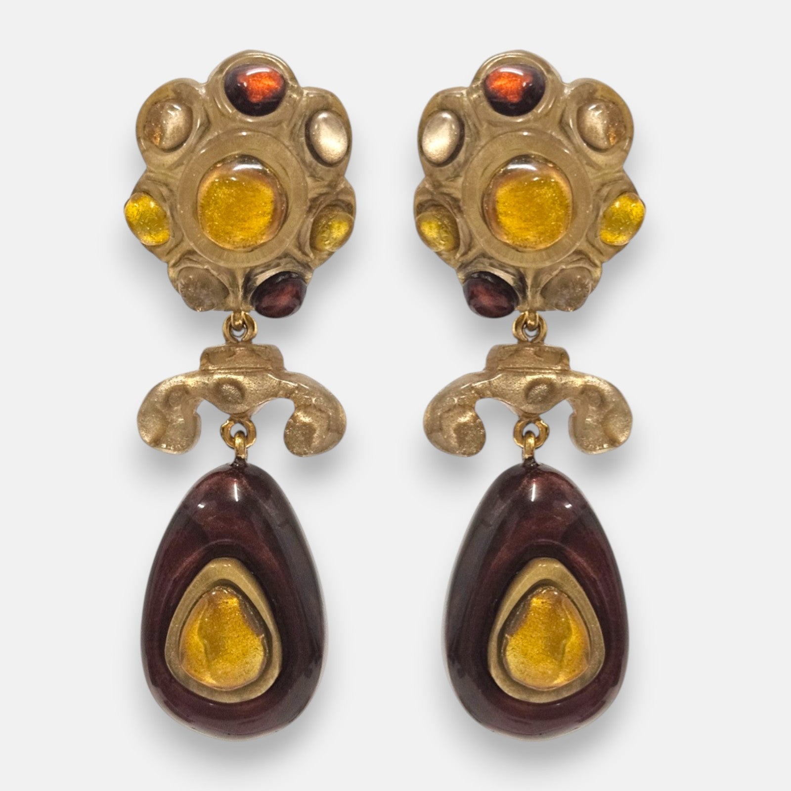 pendientes Fleur d'Ambre de Dominique Denaive en resina artesanal con rosetón floral y gota en tonos ámbar, granate y dorado.