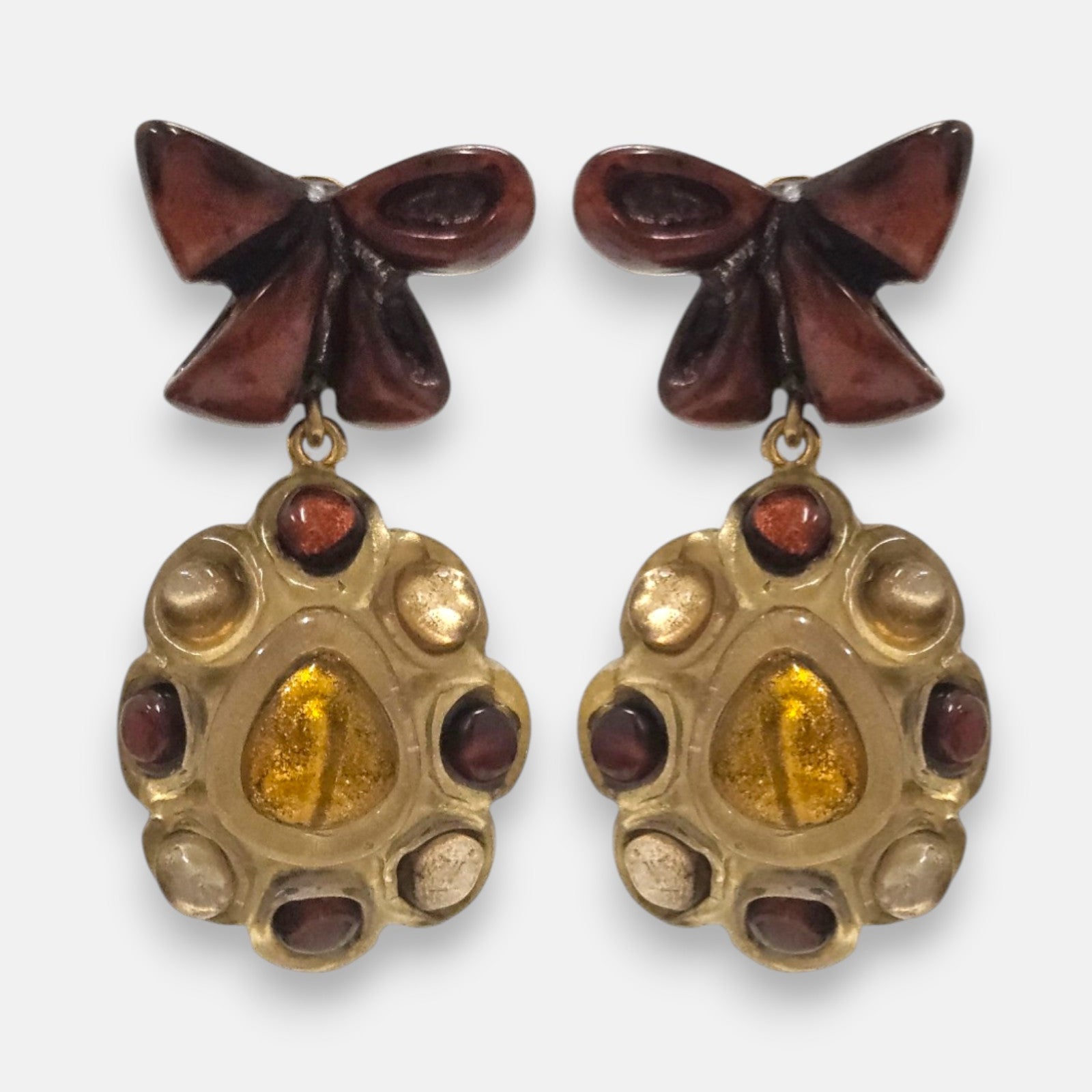 pendientes Colette Ambre de Dominique Denaive en resina artesanal con lazo granate y medallón dorado con cabujones miel.