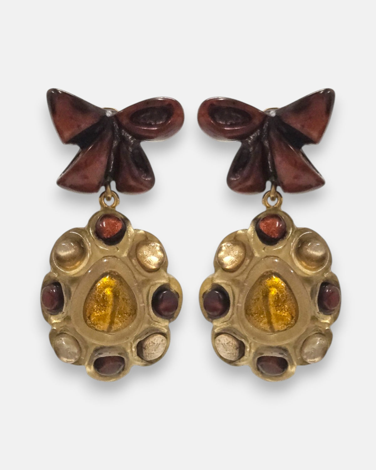 pendientes Colette Ambre de Dominique Denaive en resina artesanal con lazo granate y medallón dorado con cabujones miel.