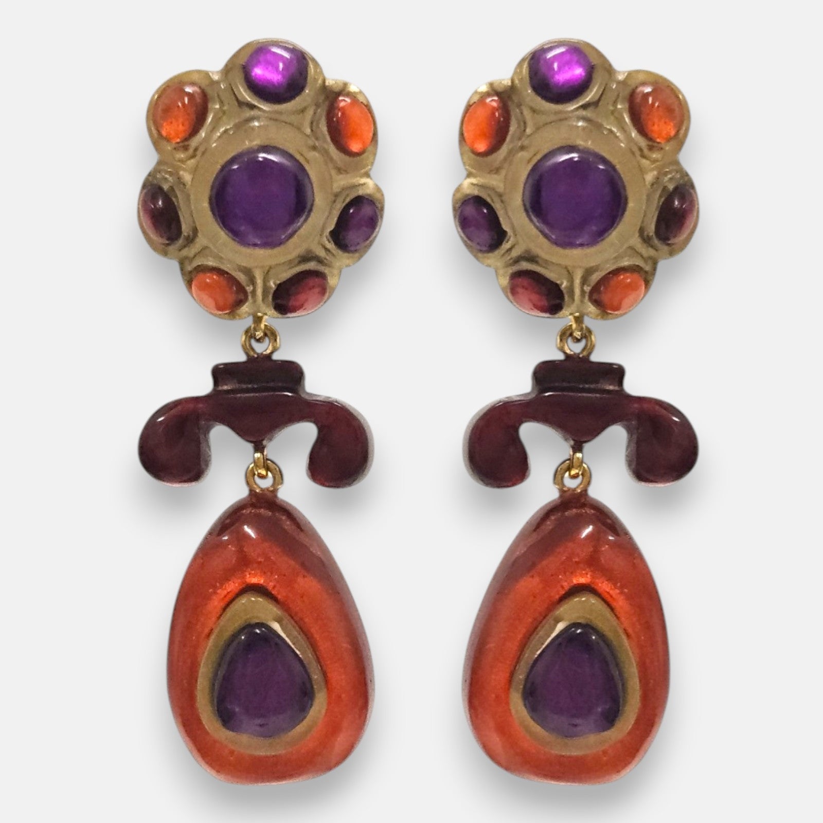pendientes Fleur de Violette de Dominique Denaive en resina artesanal con rosetón y gota en tonos violeta, naranja y granate.