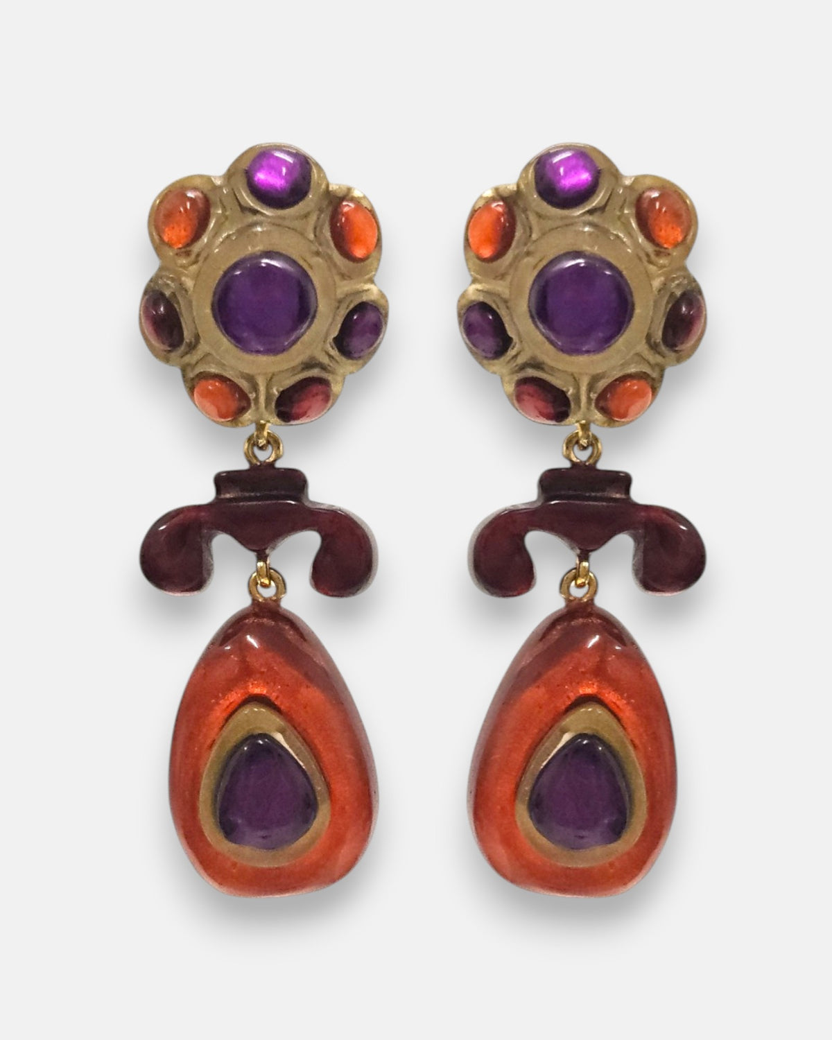 pendientes Fleur de Violette de Dominique Denaive en resina artesanal con rosetón y gota en tonos violeta, naranja y granate.