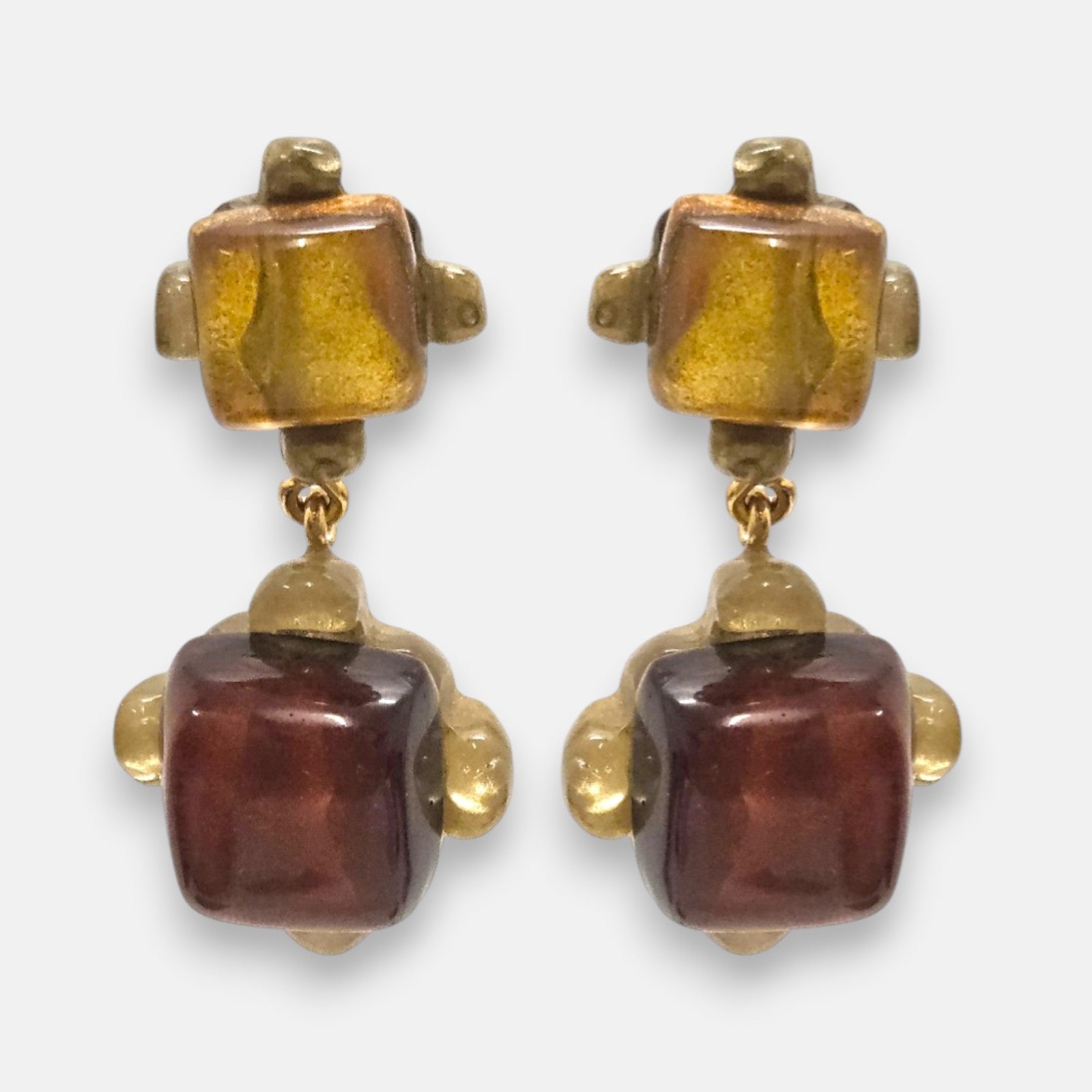 pendientes Celine Ambre de Dominique Denaive en resina artesanal con bloques cúbicos en tono miel dorado y granate.
