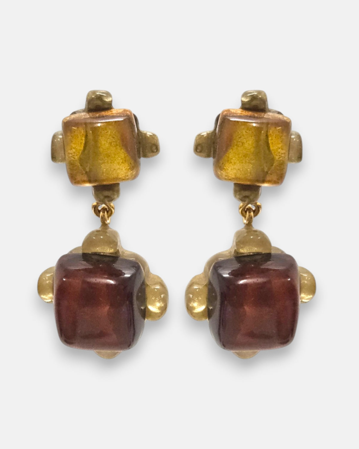 pendientes Celine Ambre de Dominique Denaive en resina artesanal con bloques cúbicos en tono miel dorado y granate.