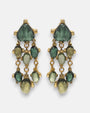 pendientes Chandelier Penelope Émeraude de Dominique Denaive en resina artesanal con tiras articuladas de cabujones en verde esmeralda, oliva y jade.