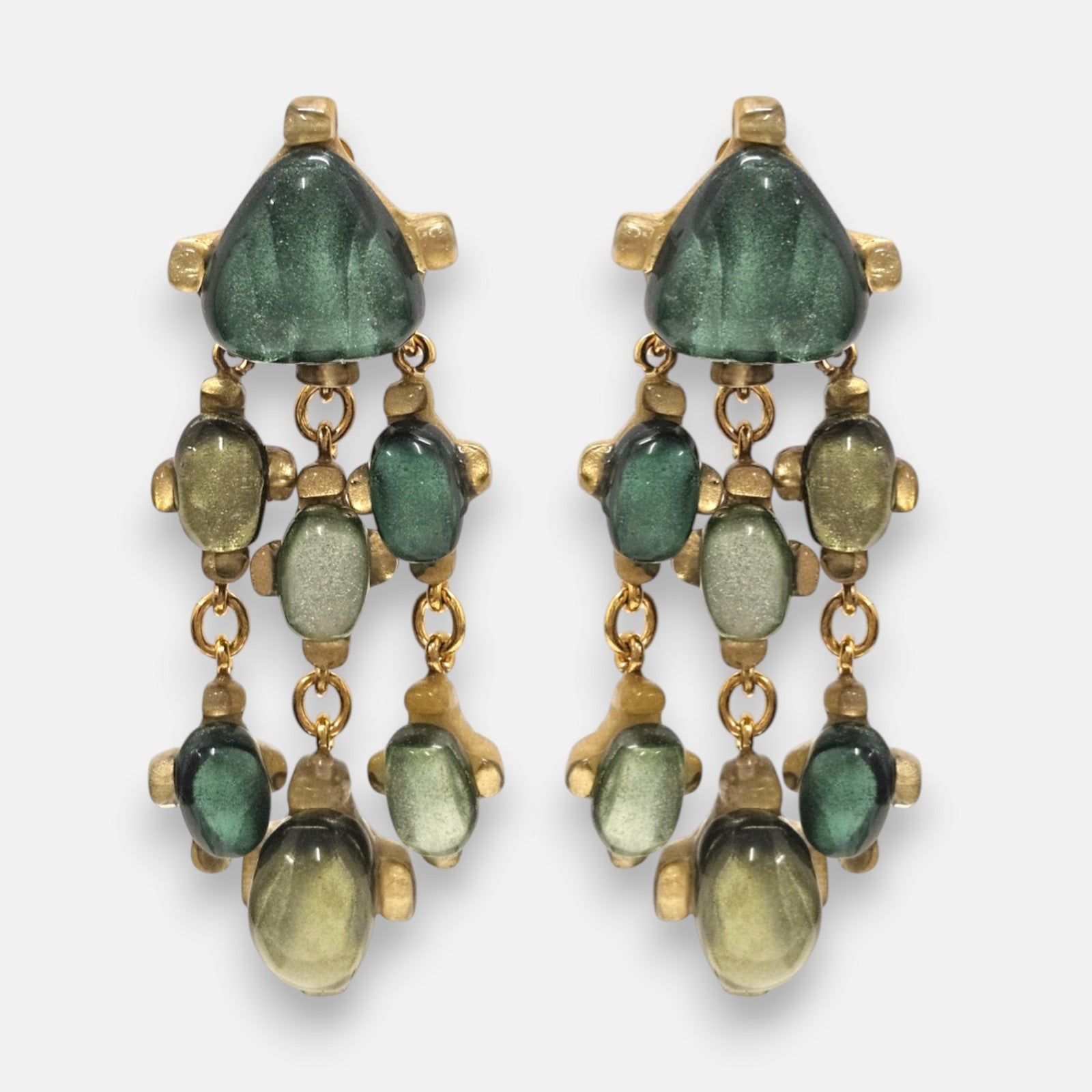 pendientes Chandelier Penelope Émeraude de Dominique Denaive en resina artesanal con tiras articuladas de cabujones en verde esmeralda, oliva y jade.