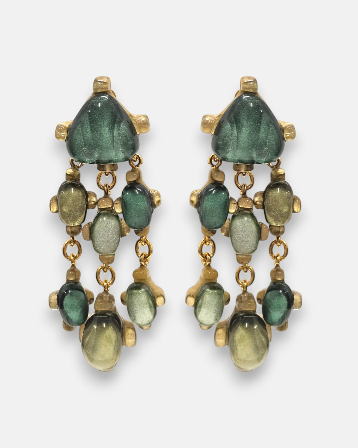 pendientes Chandelier Penelope Émeraude de Dominique Denaive en resina artesanal con tiras articuladas de cabujones en verde esmeralda, oliva y jade.