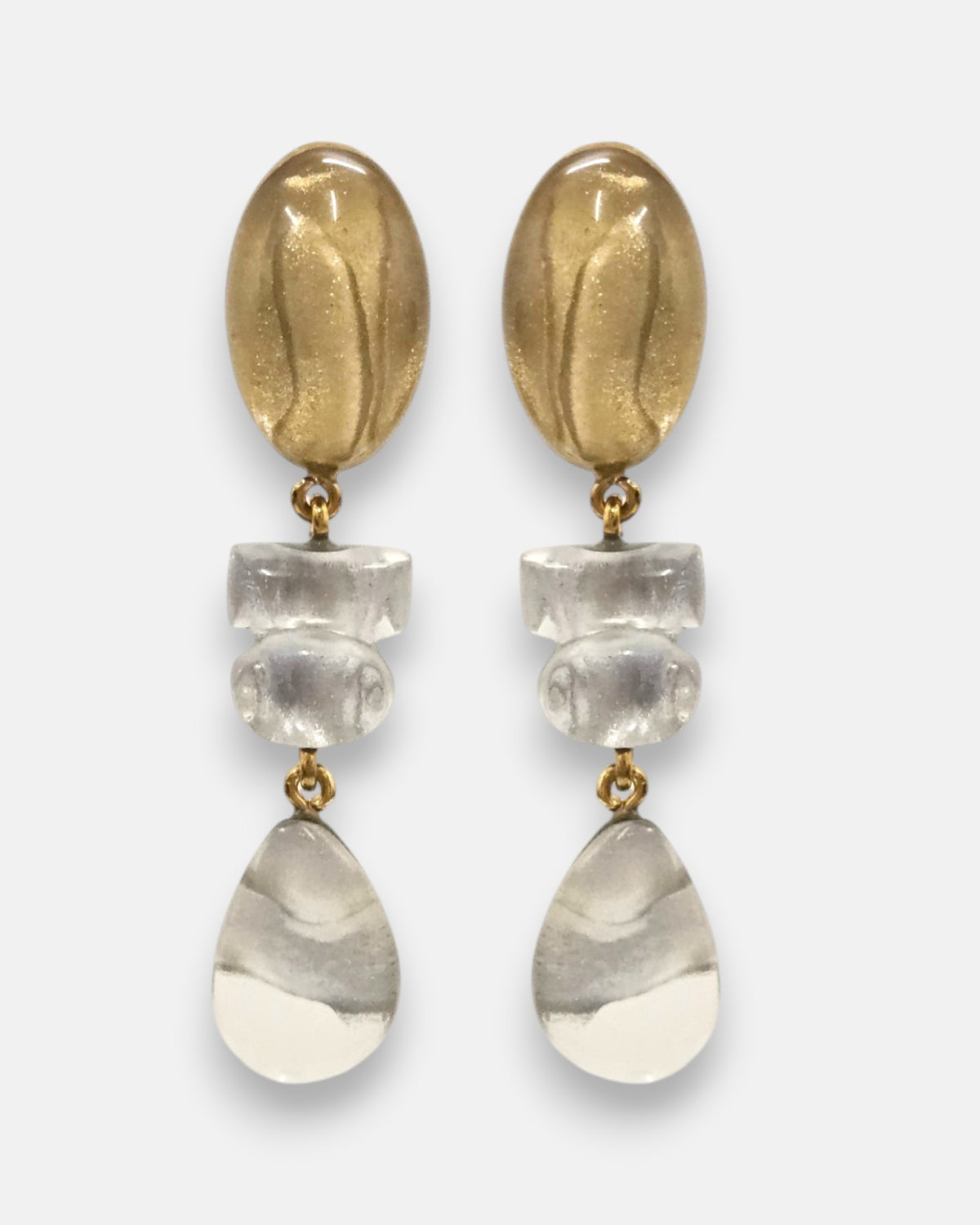 pendientes largos Margot de Dominique Denaive con tres módulos articulados en resina dorada y cristal transparente.