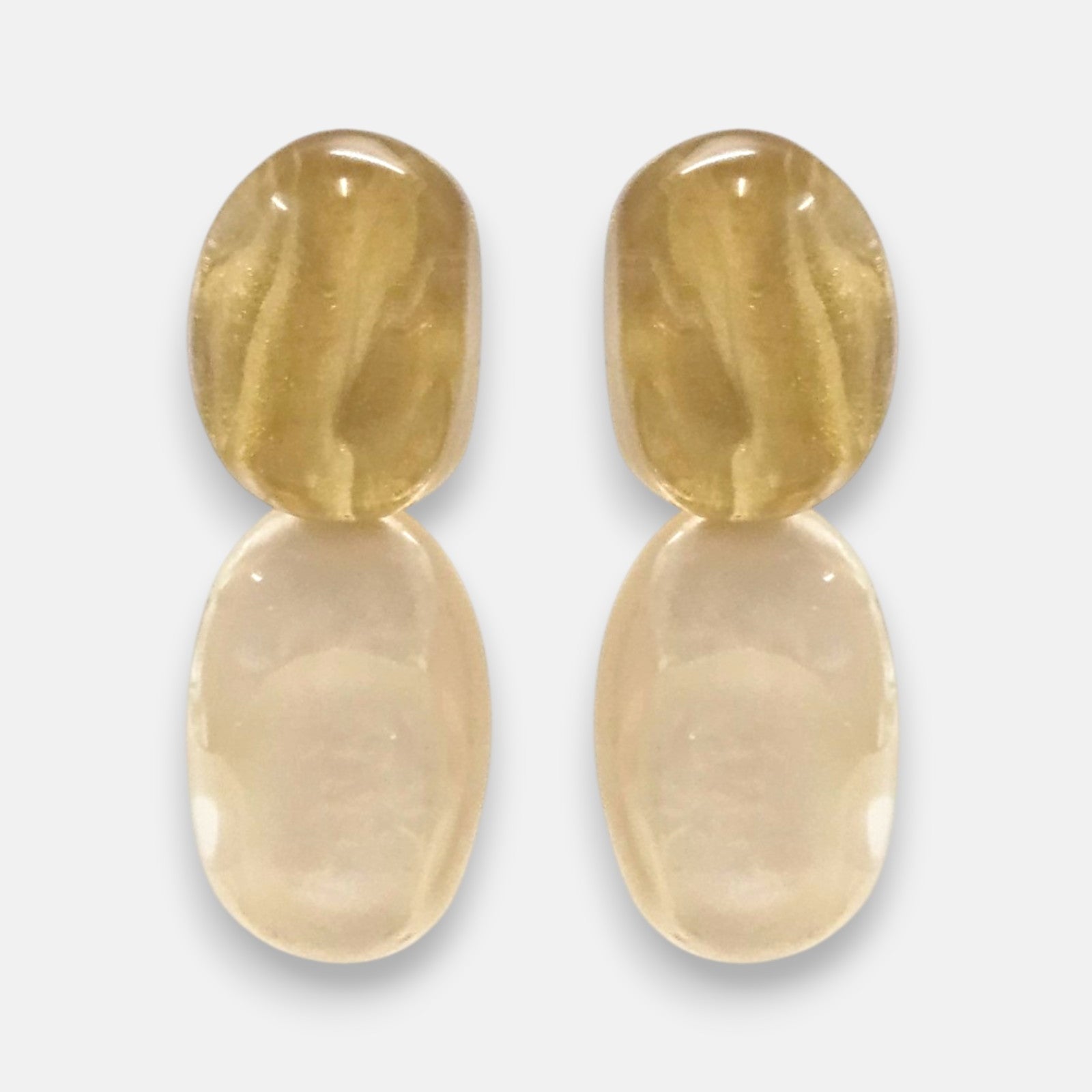 pendientes Duo Nacre de Dominique Denaive en resina artesanal con cabujón superior miel y cabujón inferior nacarado.
