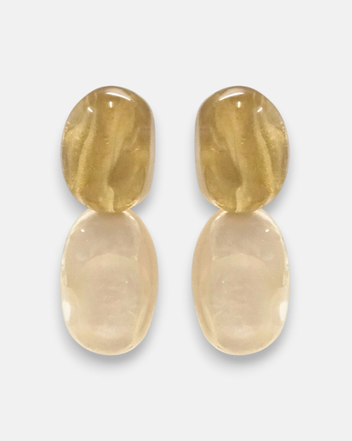 pendientes Duo Nacre de Dominique Denaive en resina artesanal con cabujón superior miel y cabujón inferior nacarado.