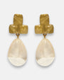 pendientes Goutte Miel de Dominique Denaive en resina artesanal con cabezal geométrico miel y gota nacarada.