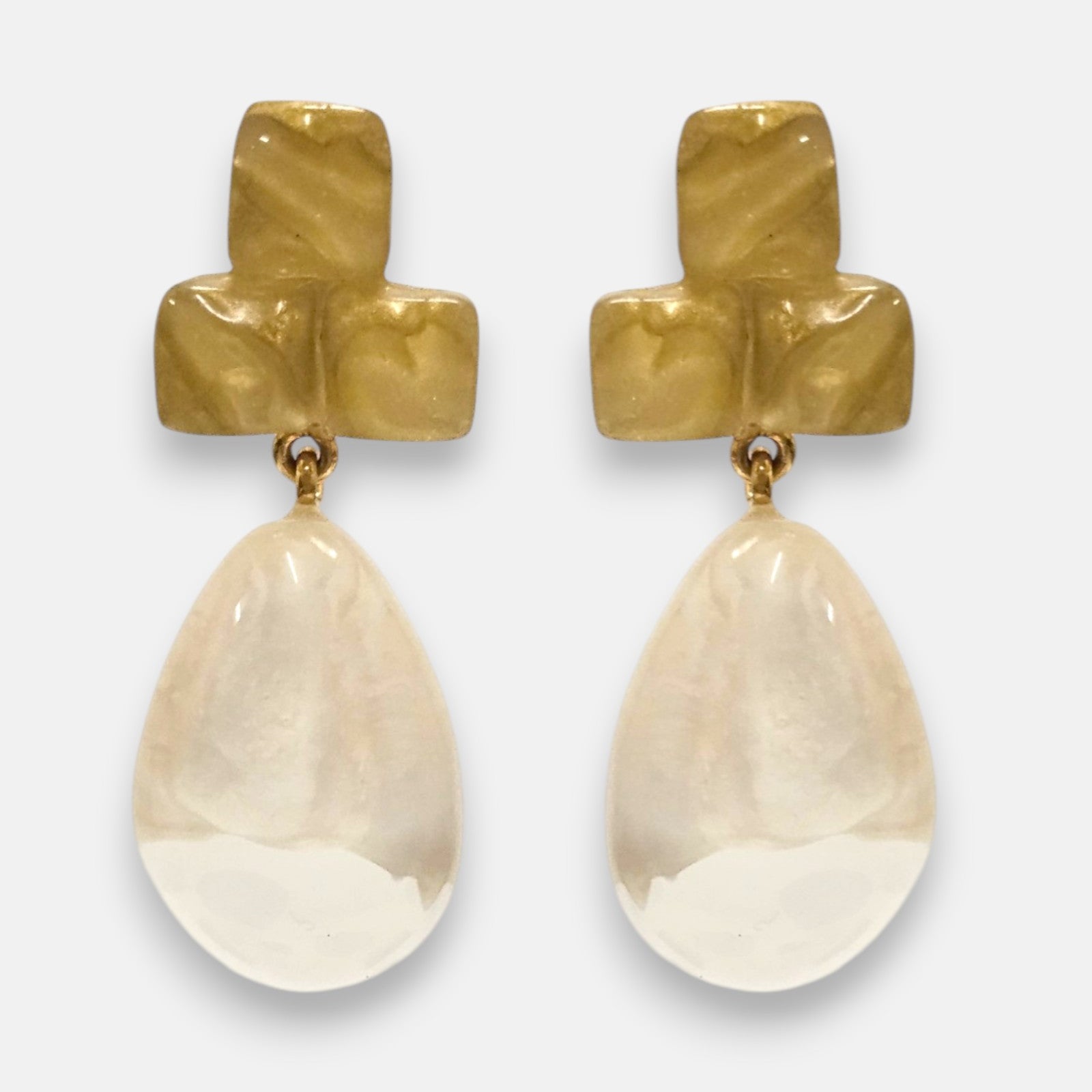 pendientes Goutte Miel de Dominique Denaive en resina artesanal con cabezal geométrico miel y gota nacarada.