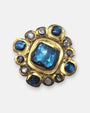 broche Petit Bleu de 5x5 cm de Dominique Denaive en resina artesanal dorada con cabujón romboidal azul turquesa y detalles plata.