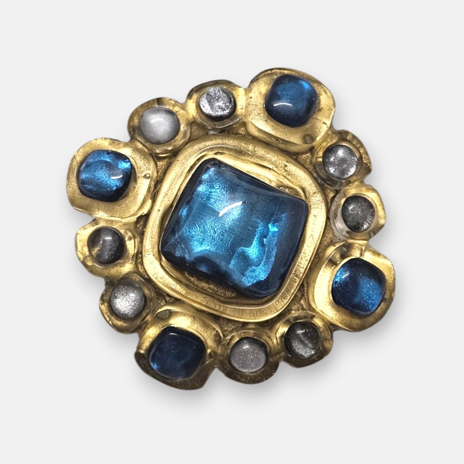 broche Petit Bleu de 5x5 cm de Dominique Denaive en resina artesanal dorada con cabujón romboidal azul turquesa y detalles plata.