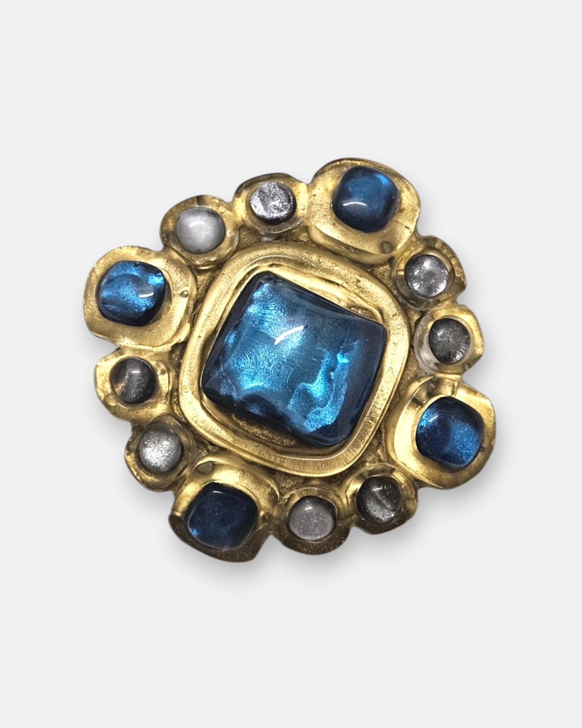broche Petit Bleu de 5x5 cm de Dominique Denaive en resina artesanal dorada con cabujón romboidal azul turquesa y detalles plata.