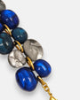 primer plano macro de la pulsera Galet Bleu, permitiendo apreciar el pulido artesanal y los destellos iridiscentes de las cuentas azules y plata.