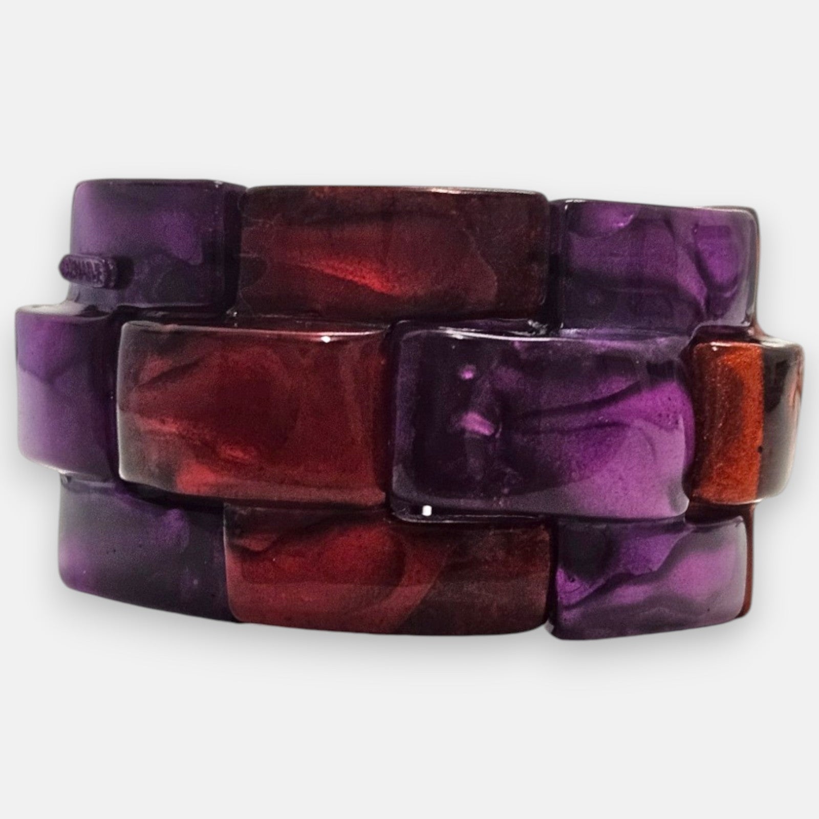 frente la pulsera ancha Chain Elastic Violette de Dominique Denaive en resina artesanal con eslabones entrelazados en violeta, granate y naranja.