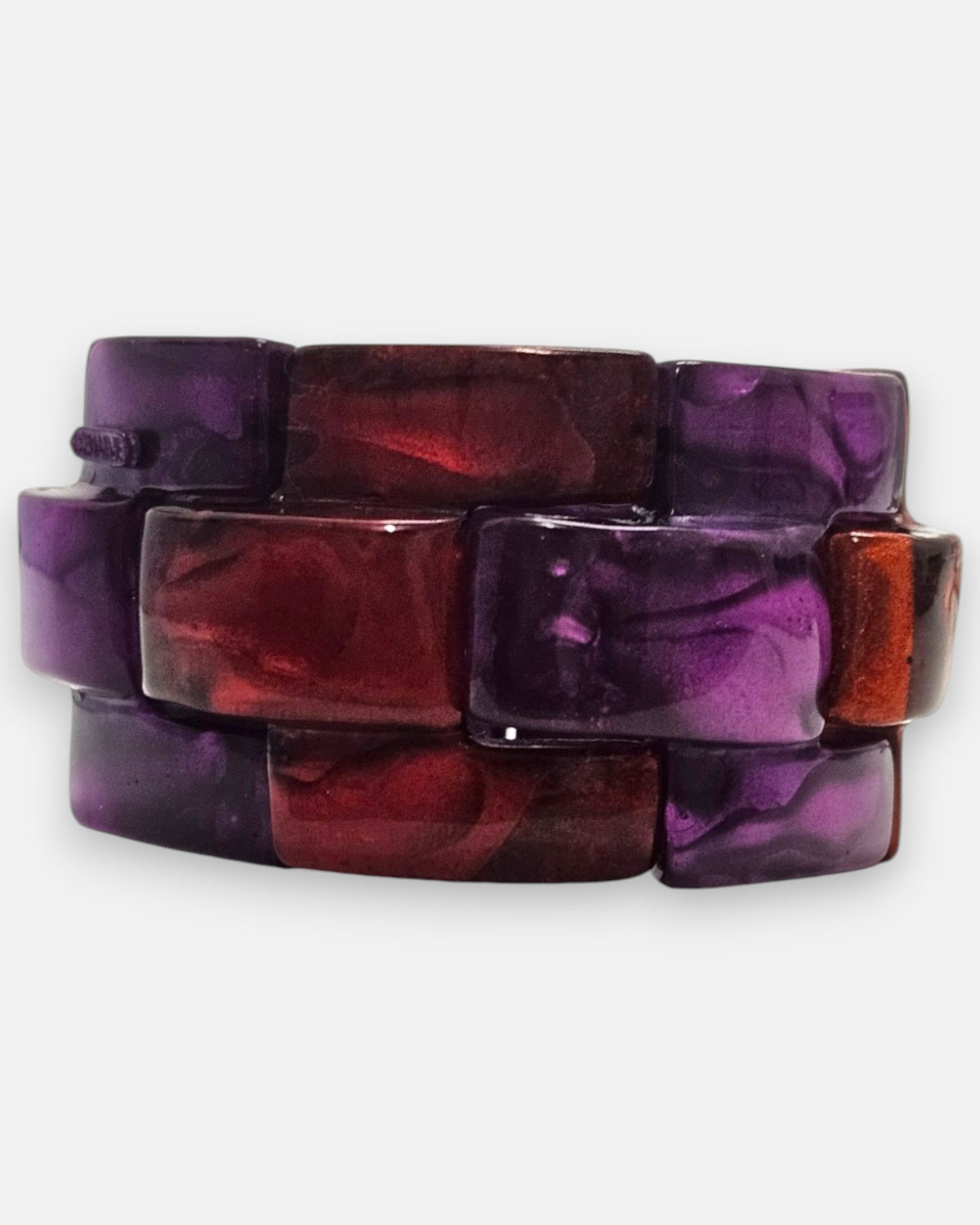 frente la pulsera ancha Chain Elastic Violette de Dominique Denaive en resina artesanal con eslabones entrelazados en violeta, granate y naranja.