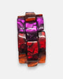 primer plano macro de la pulsera Chain Elastic Violette, permitiendo apreciar el pulido artesanal y las vetas iridiscentes de la resina violeta y terracota.