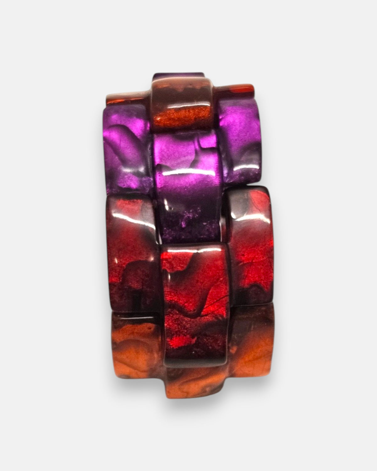 primer plano macro de la pulsera Chain Elastic Violette, permitiendo apreciar el pulido artesanal y las vetas iridiscentes de la resina violeta y terracota.