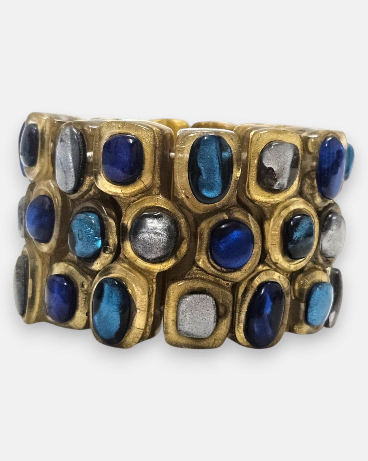 pulsera ancha Océane Bleu de Dominique Denaive en resina dorada con tres hileras de cabujones en azul cobalto, turquesa y plata.