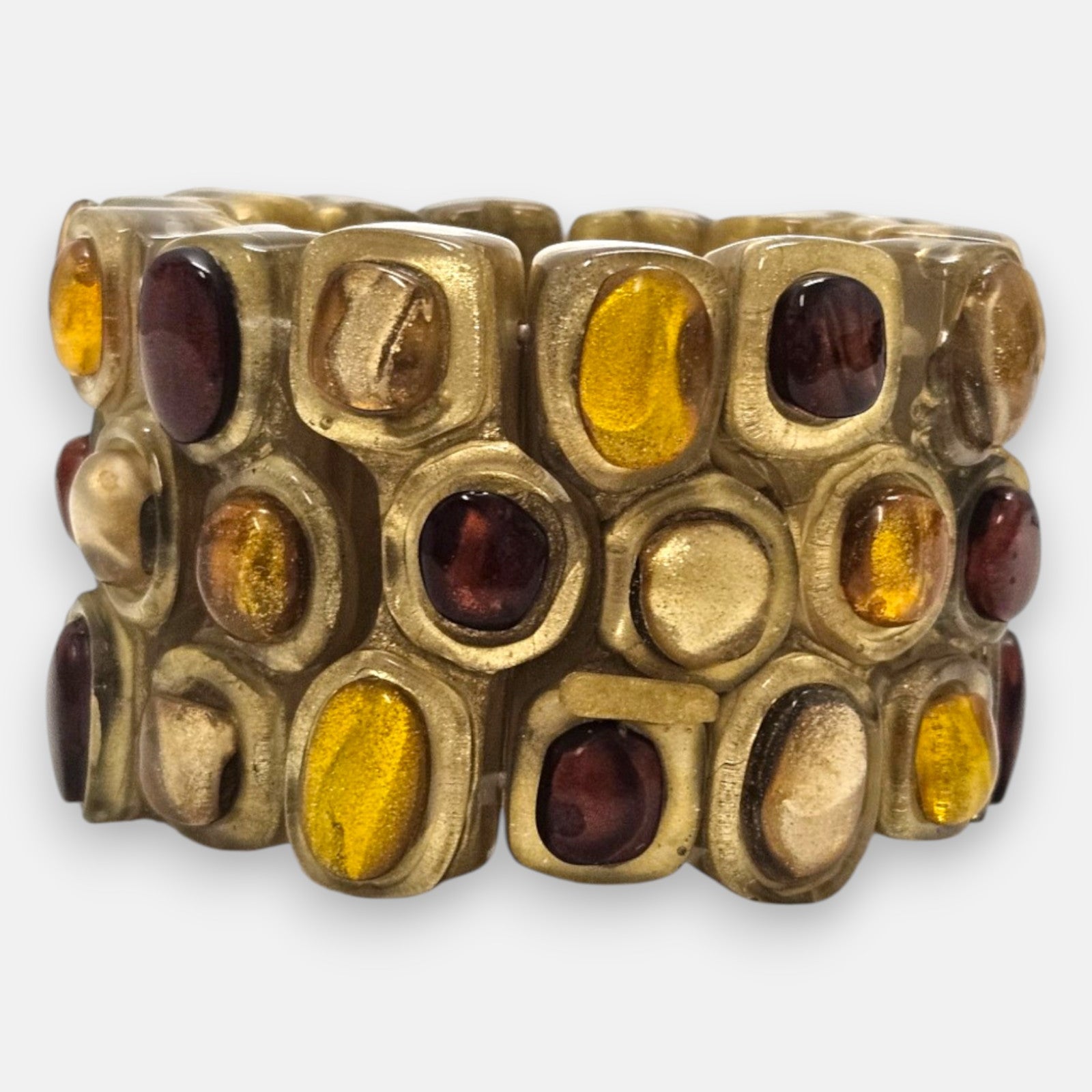 pulsera ancha Miel Garance de Dominique Denaive en resina dorada con tres hileras de cabujones en tonos miel, granate y champán.
