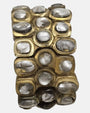 primer plano macro de la pulsera Garance Argent, permitiendo apreciar los cabujones plata nacarados y el grabado de autenticidad de la firma en la resina.
