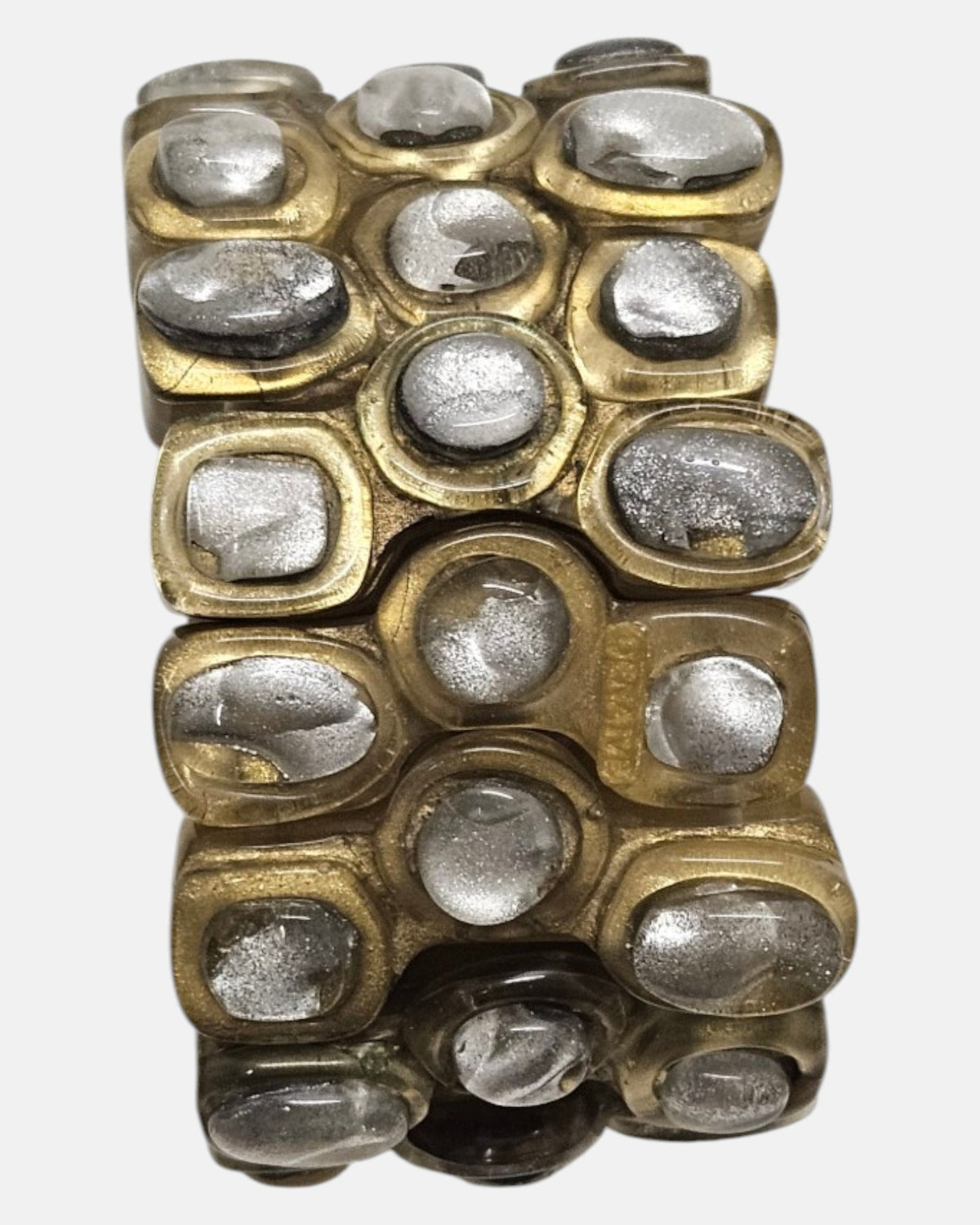 primer plano macro de la pulsera Garance Argent, permitiendo apreciar los cabujones plata nacarados y el grabado de autenticidad de la firma en la resina.
