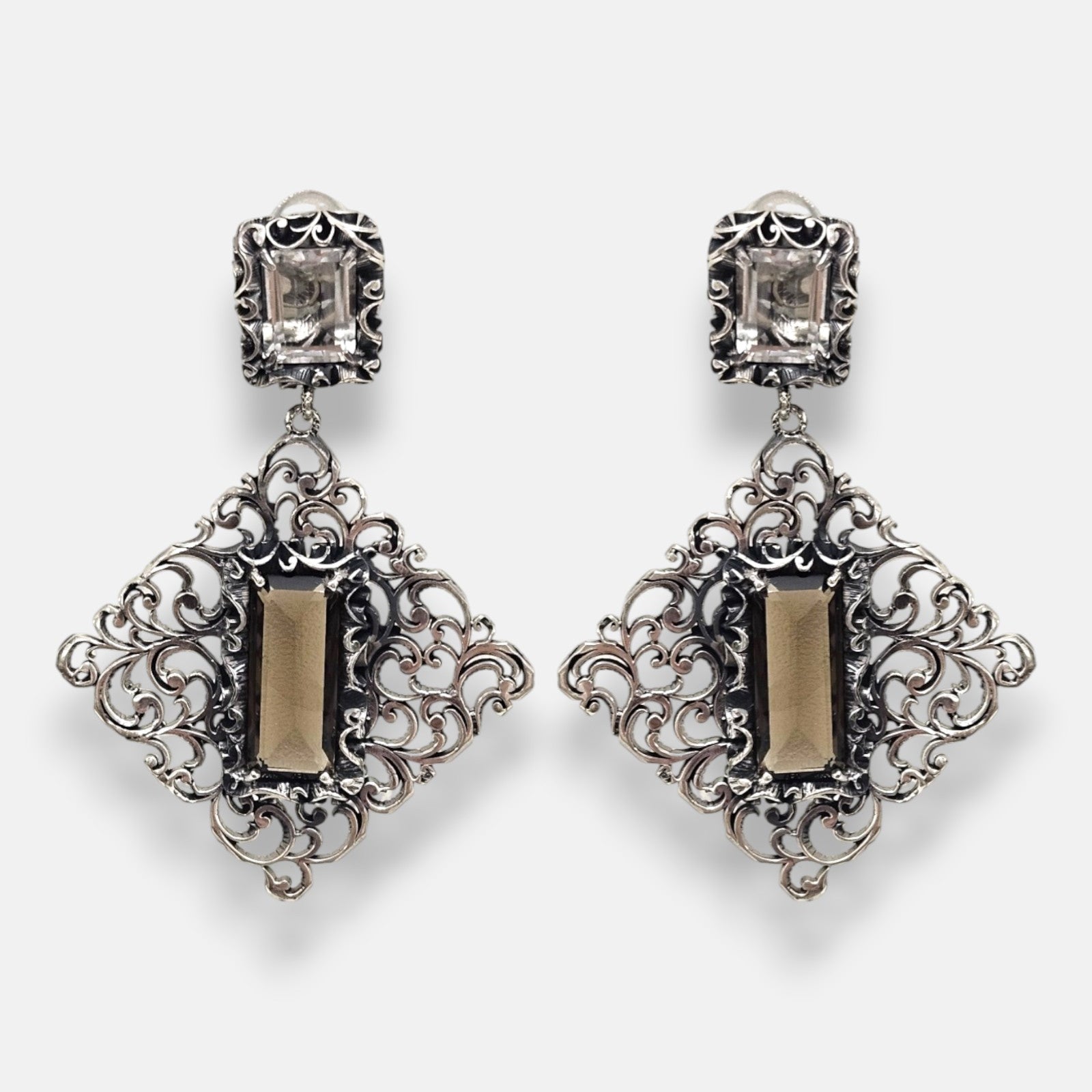 pendientes Fleur Baroque de Maria e Luisa en plata de ley envejecida con filigrana y cuarzo ahumado.