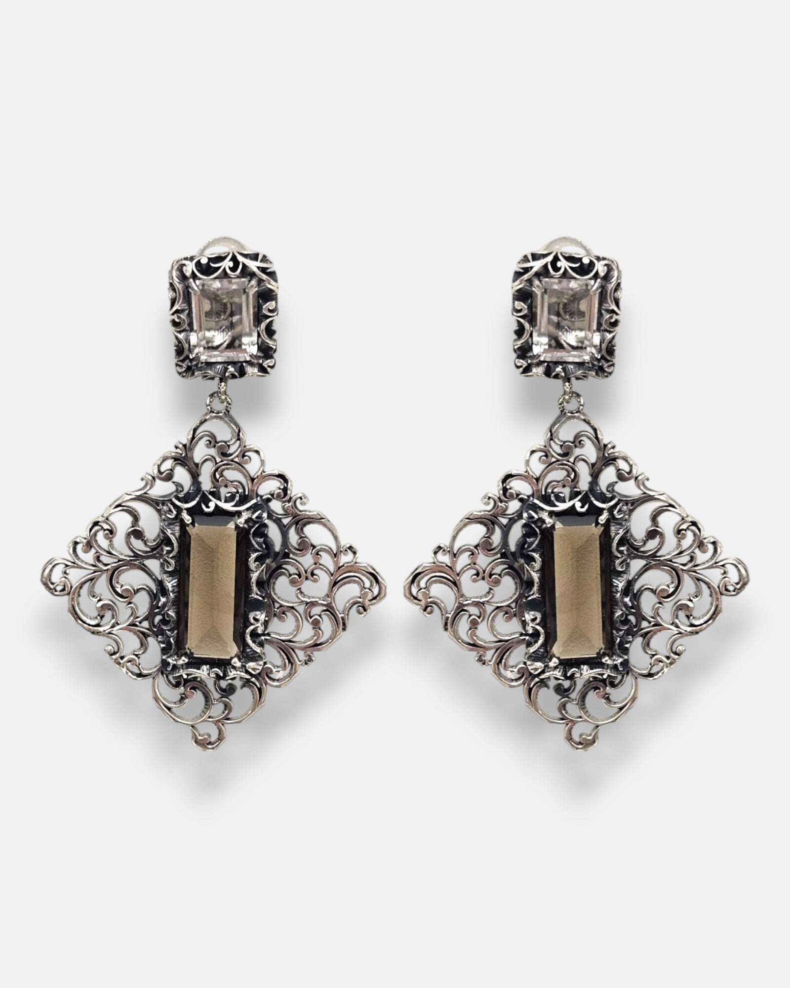 pendientes Fleur Baroque de Maria e Luisa en plata de ley envejecida con filigrana y cuarzo ahumado.