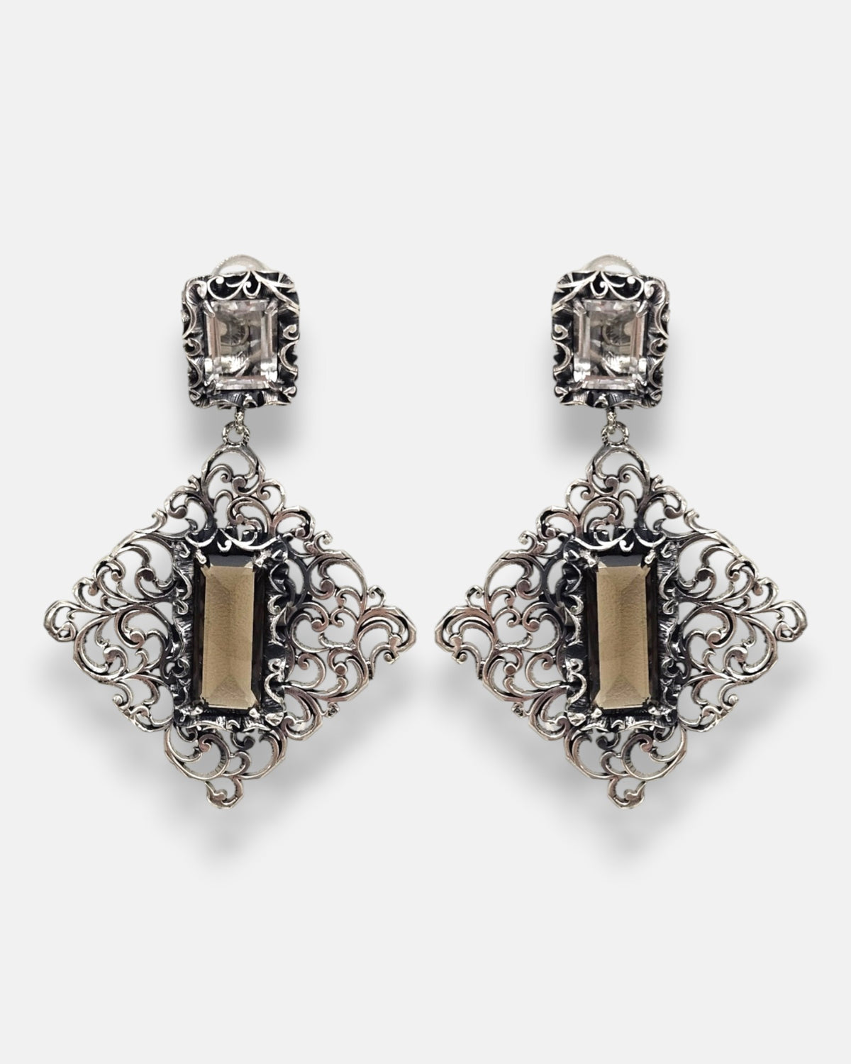 pendientes Fleur Baroque de Maria e Luisa en plata de ley envejecida con filigrana y cuarzo ahumado.