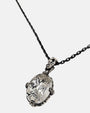 primer plano macro del colgante Médaillon Transparent et Argent Baroque de Maria e Luisa, permitiendo apreciar la talla faceteada del cristal, la reasa ornamentada y las garras de plata envejecida.
