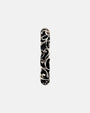 perfil del anillo Anello Fascia Barocca de Maria e Luisa, apreciando el espesor de la banda de plata y la pátina oscura.