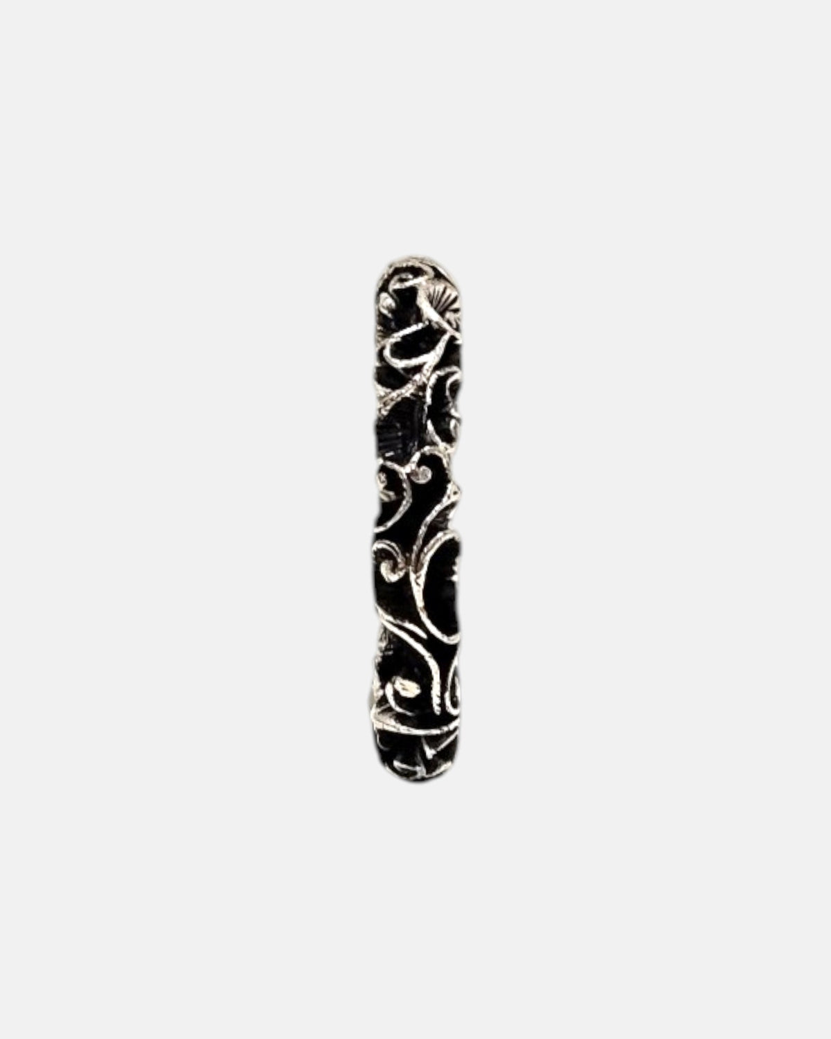 perfil del anillo Anello Fascia Barocca de Maria e Luisa, apreciando el espesor de la banda de plata y la pátina oscura.