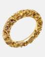 primer plano macro del anillo Anello Fascia Dorata de Maria e Luisa, permitiendo apreciar la precisión del cincelado sobre el baño de oro.