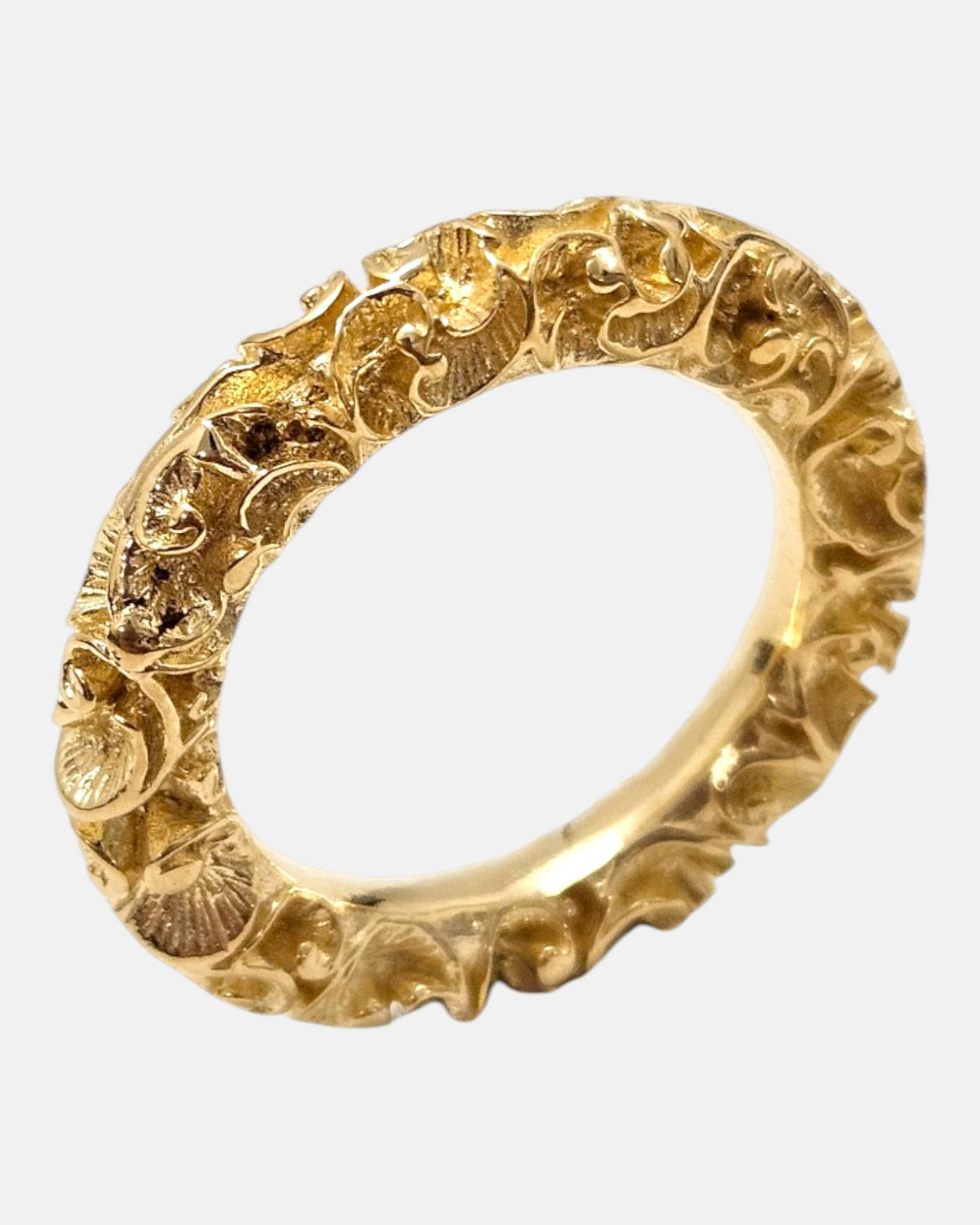 primer plano macro del anillo Anello Fascia Dorata de Maria e Luisa, permitiendo apreciar la precisión del cincelado sobre el baño de oro.
