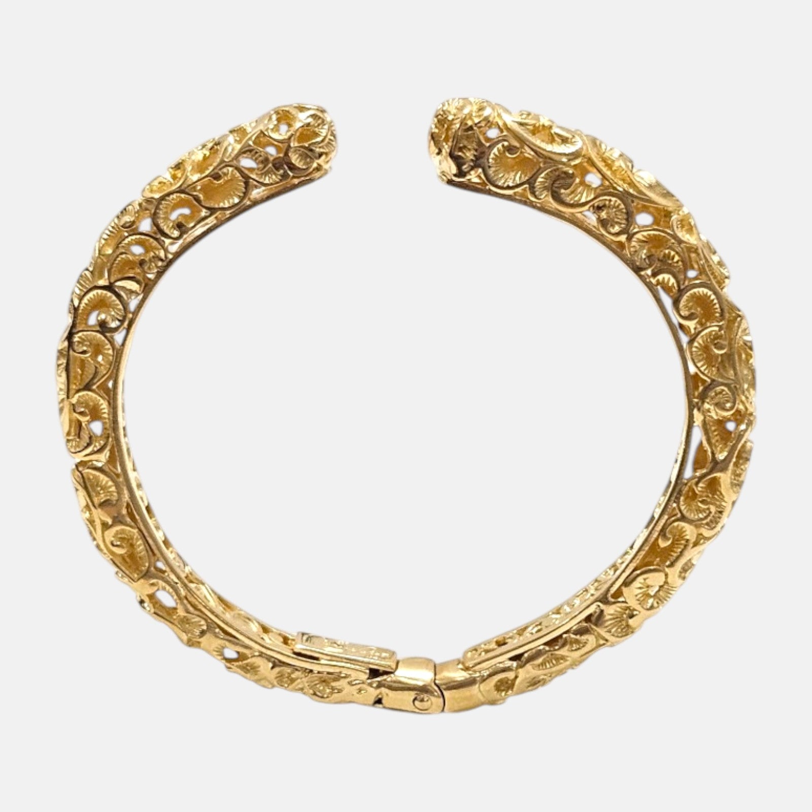 Brazalete Aurelia de Maria e Luisa en plata bañada en oro con filigrana calada y bisagra.