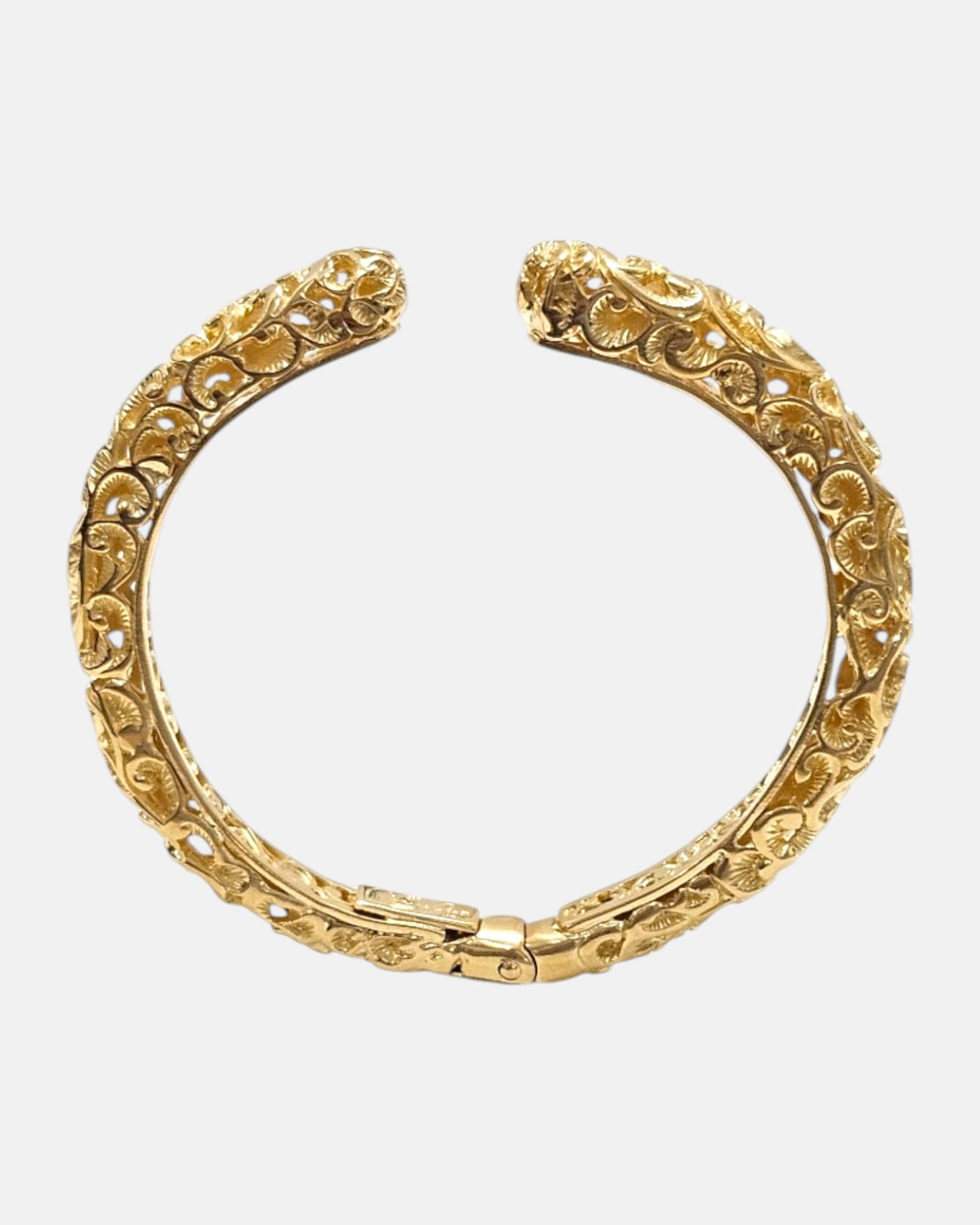 Brazalete Aurelia de Maria e Luisa en plata bañada en oro con filigrana calada y bisagra.