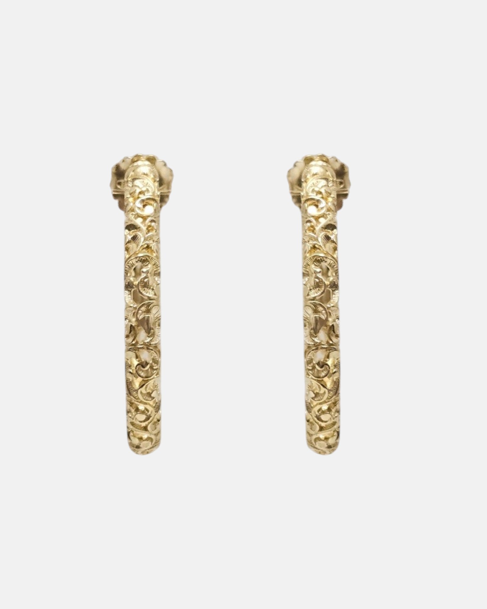 Pendientes Ginebra de Maria e Luisa en plata bañada en oro con grabado en relief.