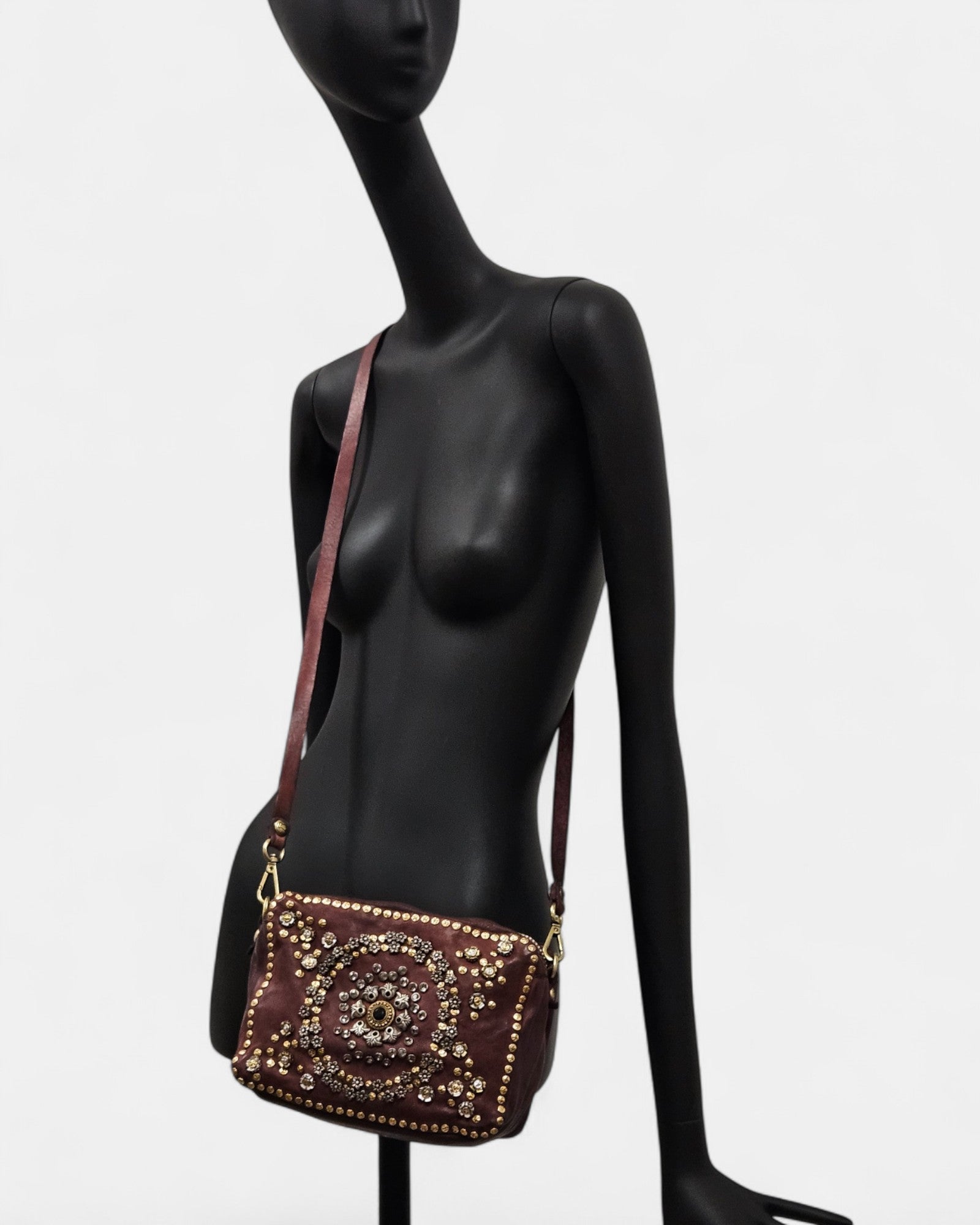 Bolso bandolera Campomaggi de piel con tachuelas y cristales