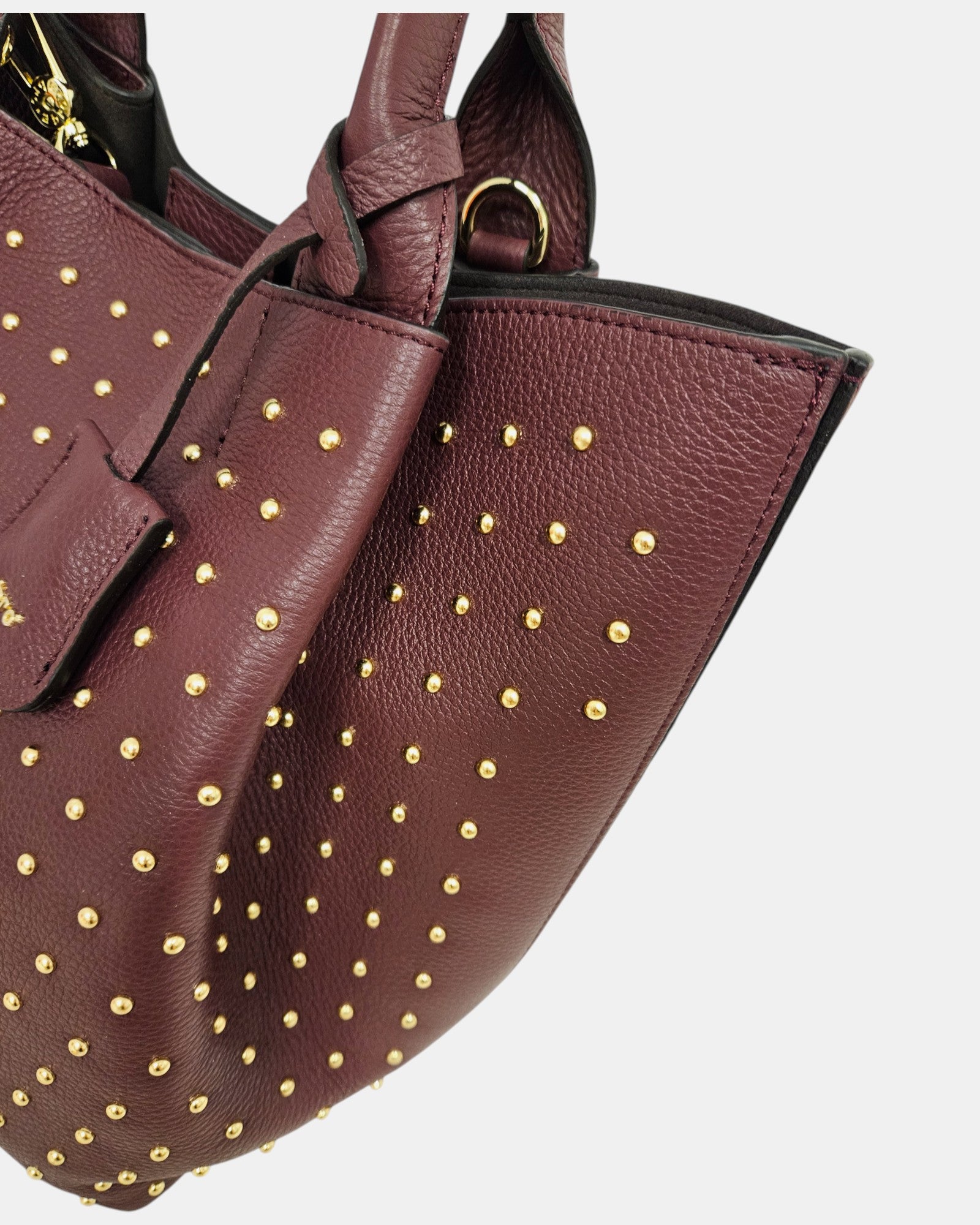 Bolso shopper burdeos con tachuelas doradas