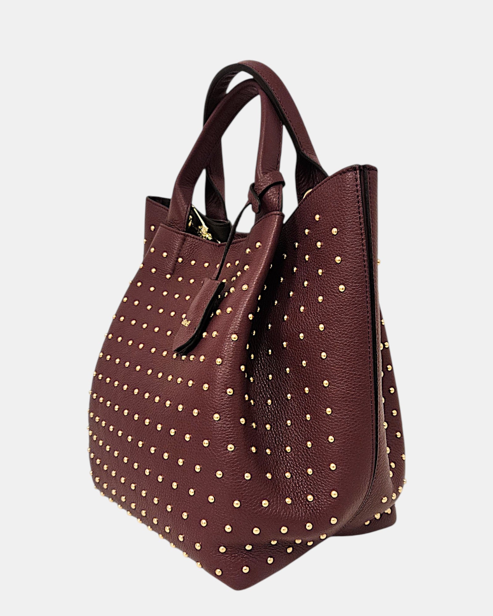Bolso shopper burdeos con tachuelas doradas