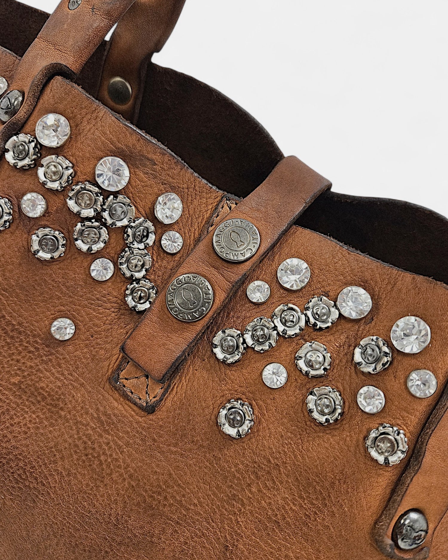 Bolso piel marrón Bella di Note con tachas y cristal