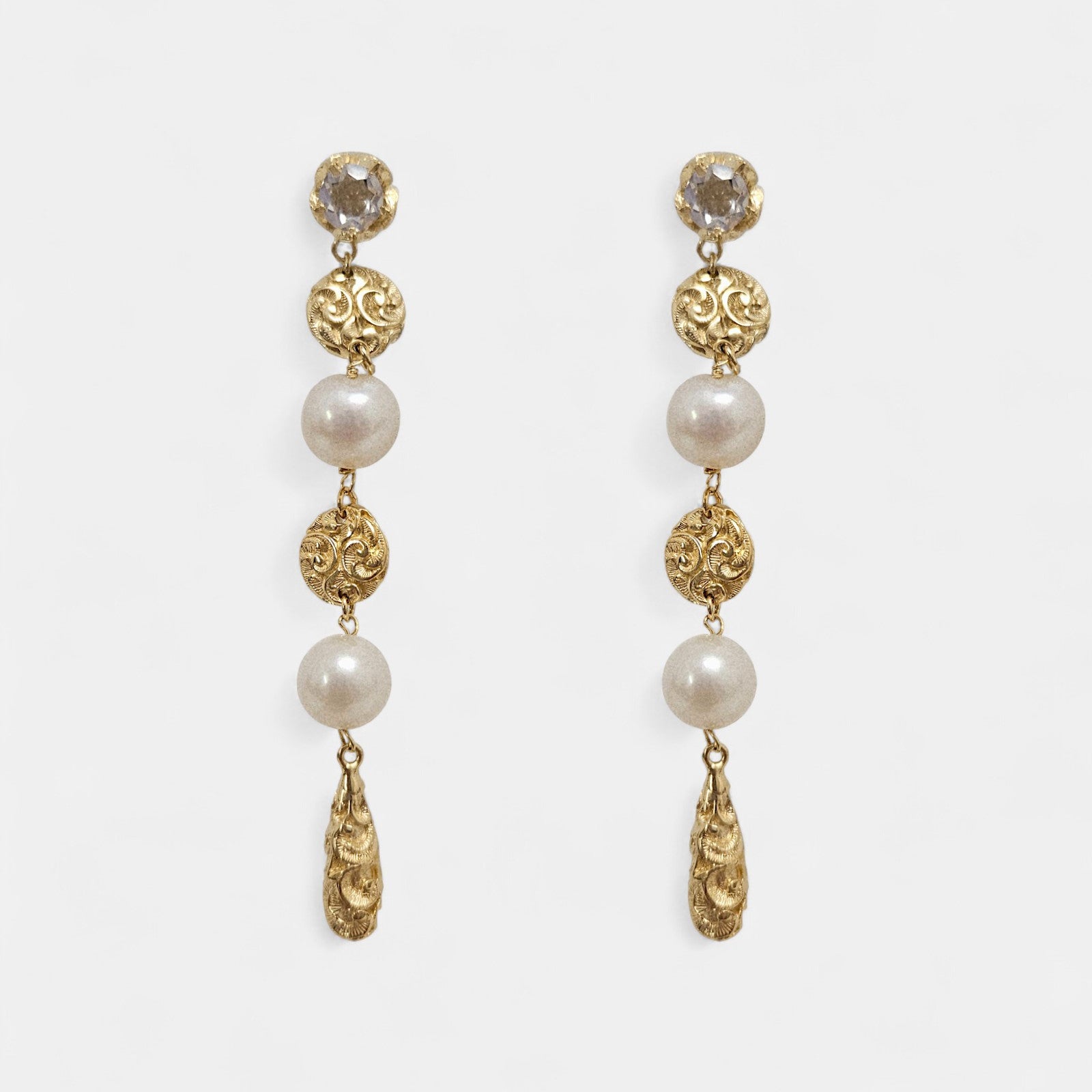Pendientes largos dorados cincelados con perlas