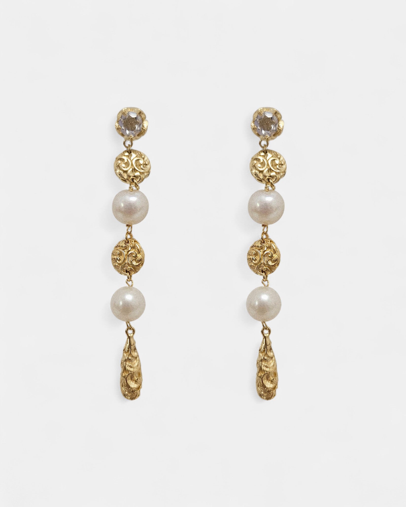 Pendientes largos dorados cincelados con perlas