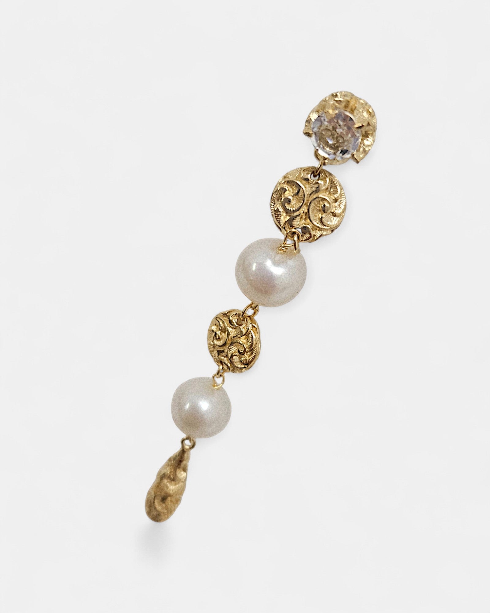 Pendientes largos dorados cincelados con perlas