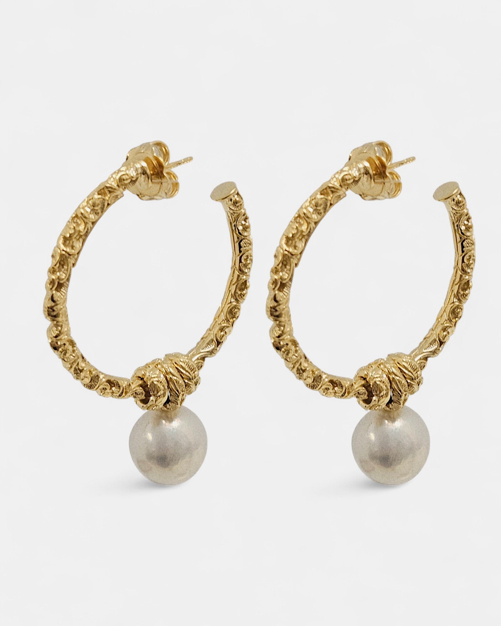 Aros en plata dorada con perla Aurora